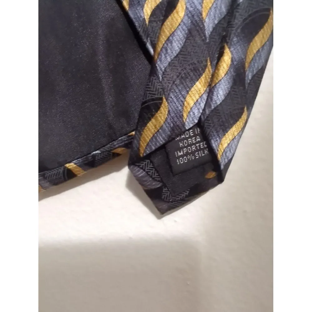 Geoffrey‎ Beene Mens Silk Necktie Black Gold Silver Geometric Wave Pattern Tie